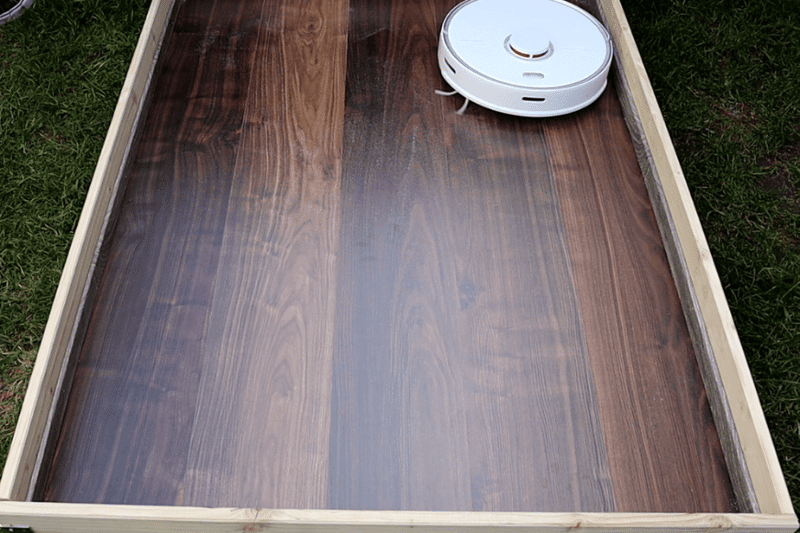 Ламинат после того, как Roborock S5 Max собралпесок.